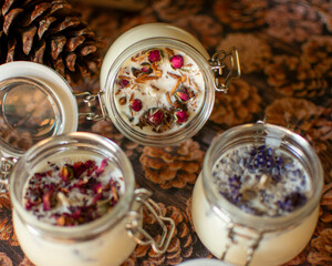 Kerze im Glas mit Lavendel oder Rosenblüten.