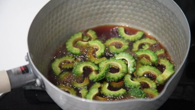 ゴーヤの佃煮を作る様子