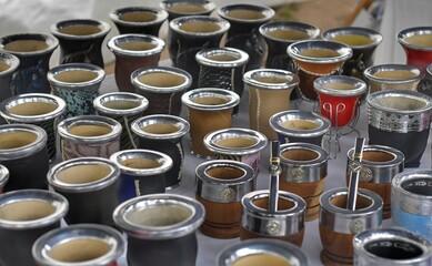 Mates artesanales Argentinos fabricados en diferentes materiales.