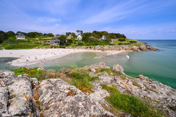 Vue panoramique de l'Anse de Rospico et de la Plage de Rospico depuis le GR34 durant une journée d'été ensoleillée - Névez dans le Finistère (29) en Bretagne