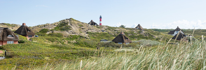 Leuchtturm und Reethäuser in Hörnum auf der Insel Sylt