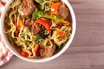 Meatballs with noodles, broccoli