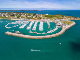 Vue aérienne du Port de Saint Cast Le Guildo (Port Jacquet) et de la Pointe de l'Isle sur la Côte d'Émeraude - Saint-Cast-le-Guildo dans les Côtes d'Armor (22) en Bretagne