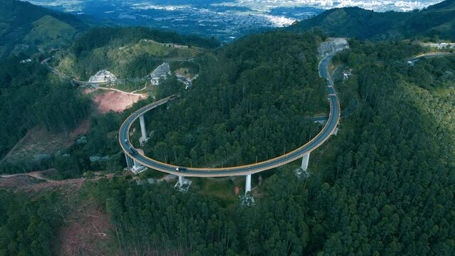 Viaducto Yarumo blanco, ubicado en Calarc&aacute;- Quind&iacute;o (Colombia)  