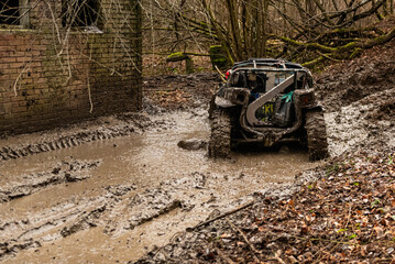 Terenówka w lesie podczas zawodów Offroad © Mateusz