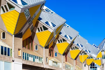 Photo sur Aluminium Rotterdam Spectacular Urban Landscape, Vibrant Yellow Cube Houses in Rotterdam, a Modern Architectural Marvel and Tourist Attraction in the Netherlands