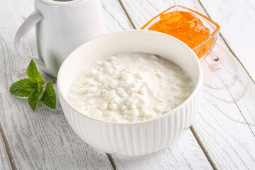 Grain curd with cream and jam