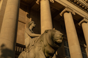 Pomniki z postaciami na lwach przy Teatrze Wielkim w Poznaniu © Magdalena