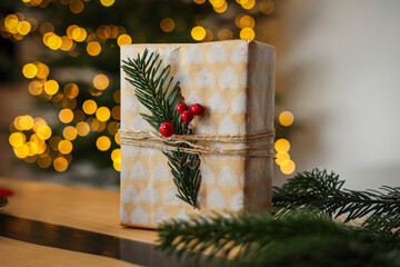 Prezenty świąteczne, Boże Narodzenie, kartka świąteczna, światełka choinki. Christmas decorations, get a gift.