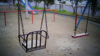 雨上がりの朝の公園とブランコ