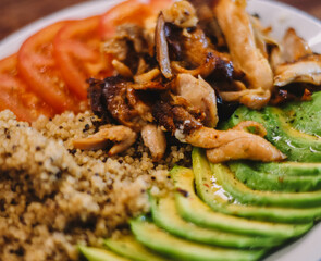 Plato de quinoa con aguacate, tomate y pollo