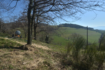 citerne en haut de la colline dans une ferme