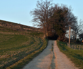 mont&eacute;e de chemin en campagne &agrave; la tomb&eacute;e du jour