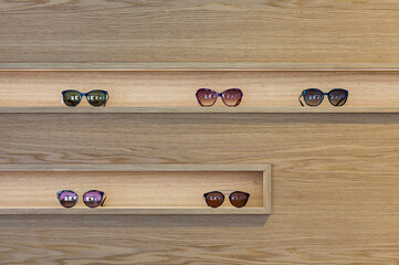 Verschiedene Modelle von Sonnenbrillen werden in einem Laden präsentiert