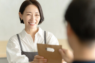 接客する女性・カフェ