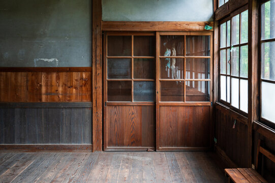 古い木造校舎の小学校