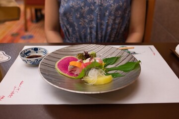 日本の伝統的なおせち料理と刺身