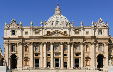 Fototapeta premium Main facade of Saint Peter's in the Vatican