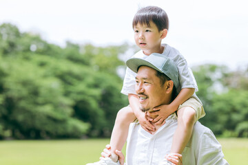 肩車するパパと子供・男の子・息子
