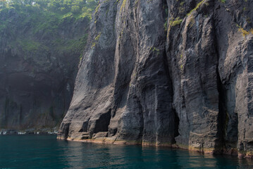 Fototapeta na wymiar 世界遺産の知床半島の海に面した崖の岩肌