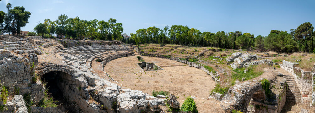 Panoramica completa dell'anfiteatr romano a Siracusa