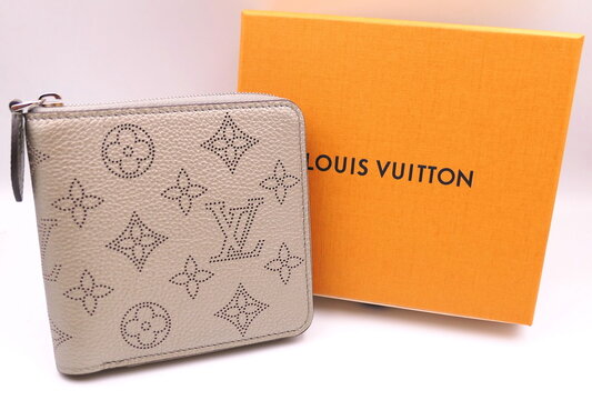 Louis Vuitton wallet "Zippy Compact Wallet" M81558 and official outer box.french luxury brands