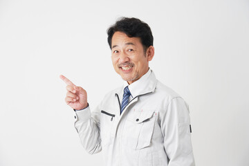 左側を指差す作業員　白背景