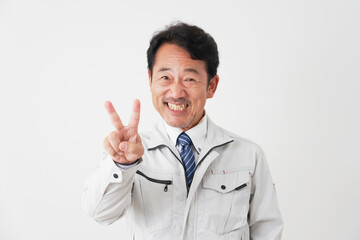 ピースサインをする作業員　白背景