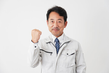 ガッツポーズーをする作業員　白背景