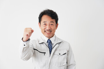 ガッツポーズーをする作業員　白背景