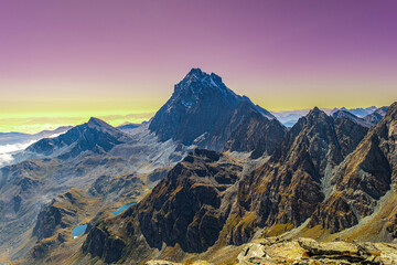 Il Monviso, il Re di Pietra delle Alpi Cozie con i suoi laghi e le numerose vette che lo circondano