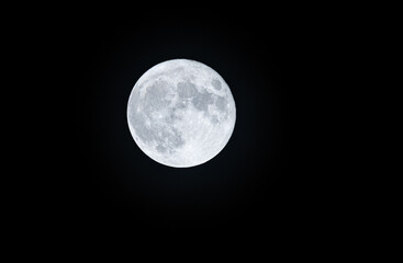 夜空に輝く満月