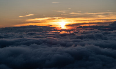 雲海越しに昇る朝日