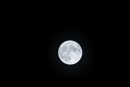 夜空に輝く満月