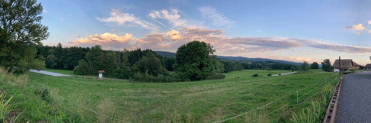 Couché de soleil et rayons sur la campagne d'alsace en France - Europe