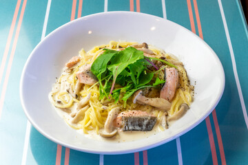 厚切りサーモンときのこのクリームソースパスタ