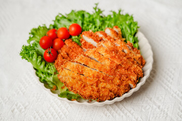 Salad, breaded and fried chicken