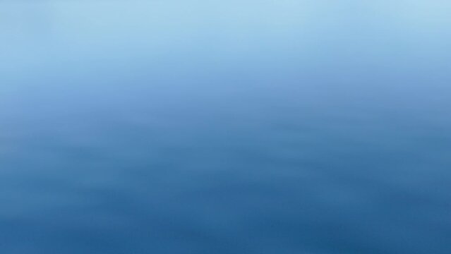 ブルーの滑らかな水面