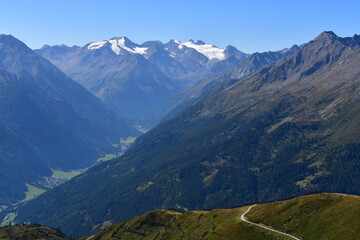 Fototapeta premium Schöne Landschaft mit Gletscherblick im Stubaital in Tirol