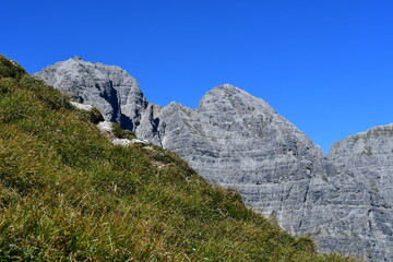 Schöne Landschaft mit Bergen im Stubaital 