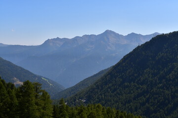 Schöne Landschaft mit Bergen im Ultental in Südtirol 