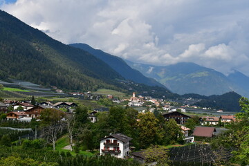 Fototapeta na wymiar Schöne Landschaft mit Bergen und Blick nach Tisens in Südtirol 