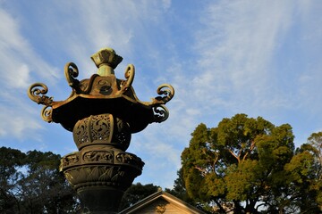 Fototapeta na wymiar 日枝神社、赤坂、hie-jinja、神社、東京、日本、神道、屋外、参拝、お参り、初詣、信仰、崇拝、祈り、お願い、建築、建物、空、赤、青、