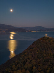 Croce della Rocca sul lago di Garda in notturno - 651942410