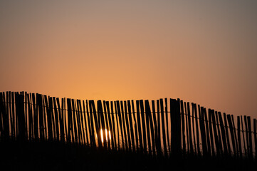 Sonnenuntergung hinter Zaun