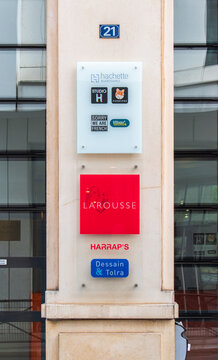Les éditeurs Hachette, Larousse et Harrap's, rue du Montparnasse à Paris, France