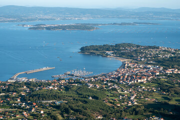 Fototapeta na wymiar View from the top of the village Pobra do Caramiñal in Galicia