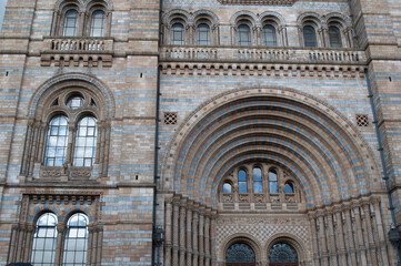 Fasada starego budynku Muzeum Historii Naturalnej w Londynie