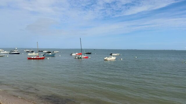 Bateaux au mouillage - La flotte en r&eacute; - travelling avant