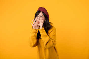 Get ready for the news! A trendy woman, in a red beret and yellow sweater, screams an announcement...